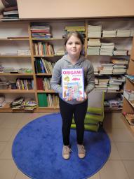 Zosia Długosz,  uczennica klasy III, już po raz drugi zdobyła 16 naklejek w konkursie &quot;Książki wypożyczamy, naklejki zbieramy, nagrody odbieramy &quot;. Gratulujemy!